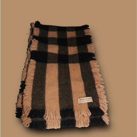Burberry Unisex Thick Scarf - Picture 3 of 4